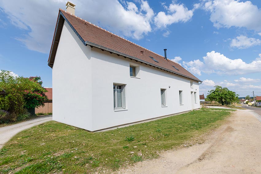 Oak and metal staircase in L'Hirondelle gîte — natural materials, Côte de Nuits