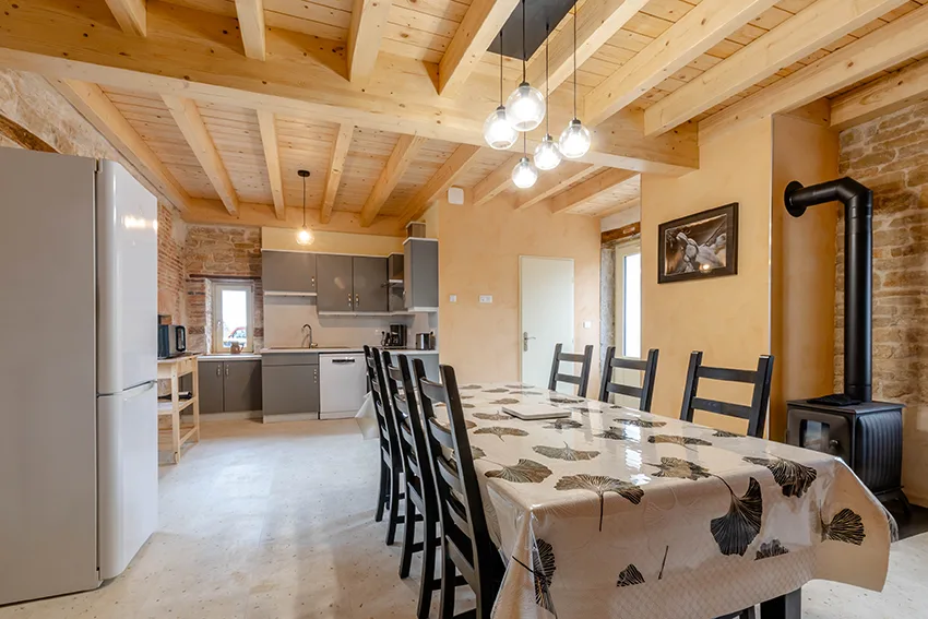 Escalier chêne et métal du gîte L'Hirondelle — matériaux naturels, Côte de Nuits