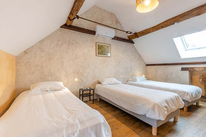 Chambre familiale du gîte L'Hirondelle — 3 lits simples et canapé-lit pour deux