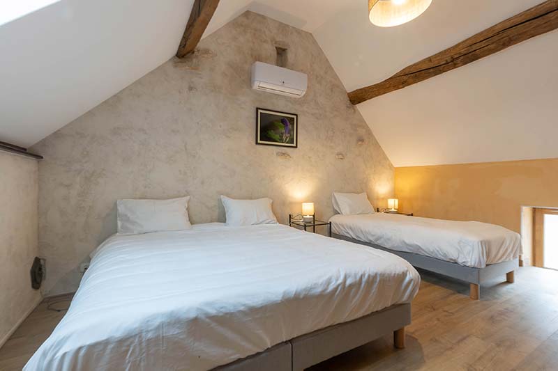 Chambre parentale du gîte L'Hirondelle — enduits à l'argile et sols bambou