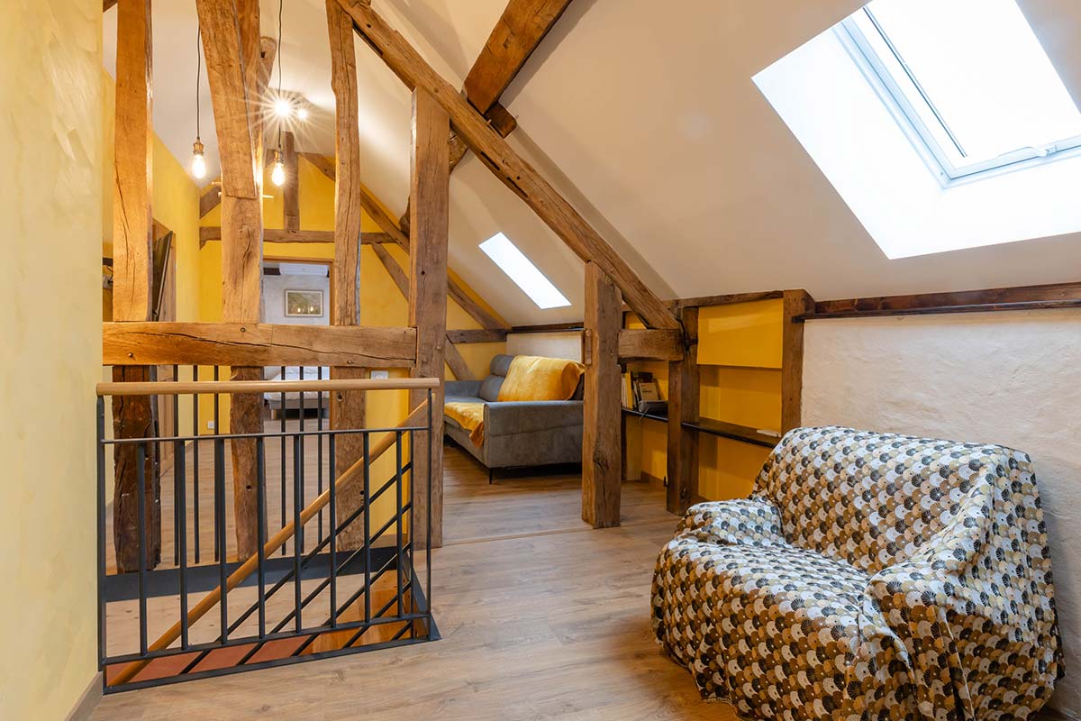 Chambre du gîte L'Hirondelle — enduits argile et matériaux naturels