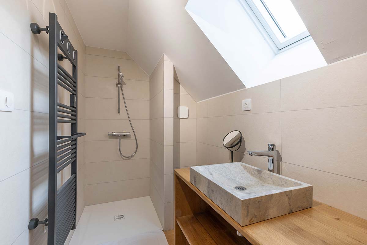 Espace salon du gîte L'Hirondelle avec poêle à bois, Villebichot