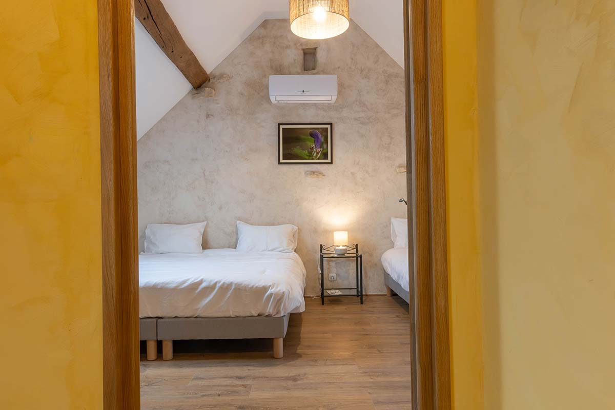 Terrasse privée du gîte L'Hirondelle avec barbecue, Côte de Nuits