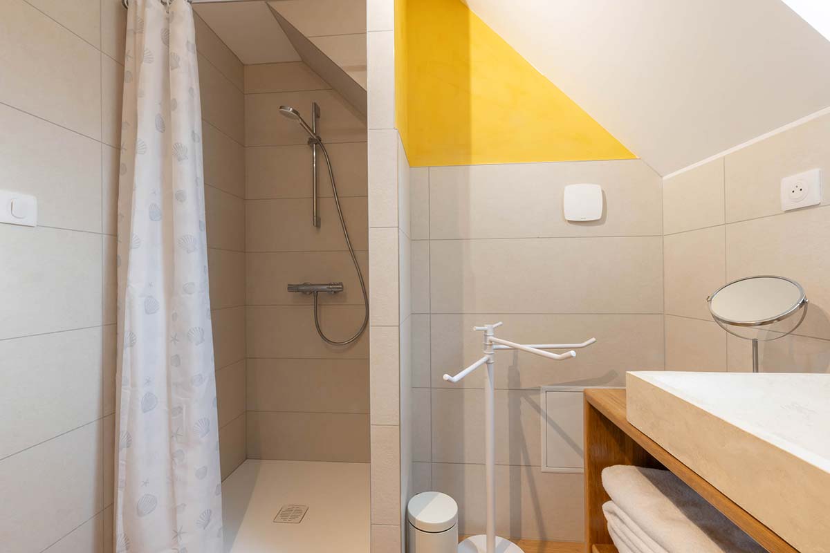 Chambre familiale du gîte L'Hirondelle — 3 lits simples et canapé-lit