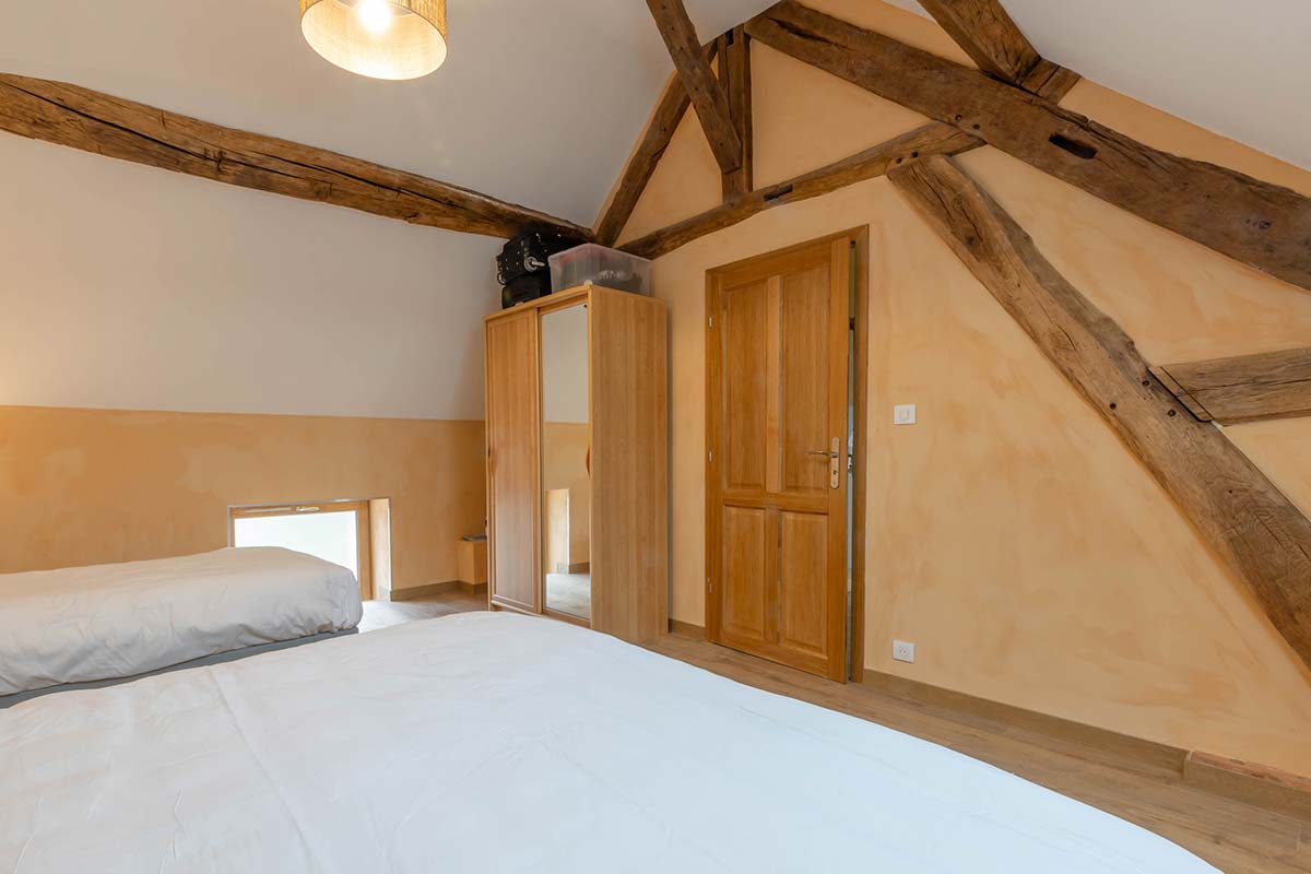 Extérieurs du gîte L'Hirondelle — terrain clos et parking privé