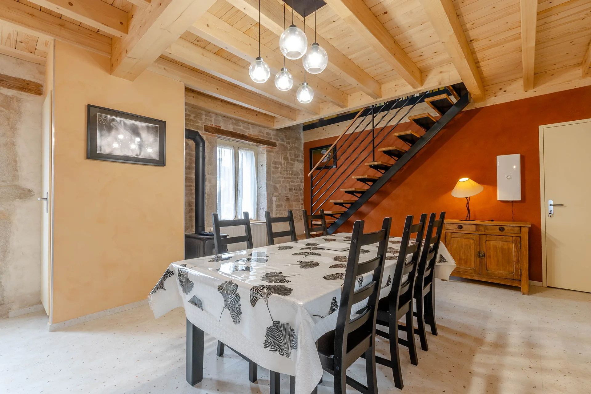 Façade et séjour du gîte L'Hirondelle en pierre du XVIIIe, près de Beaune