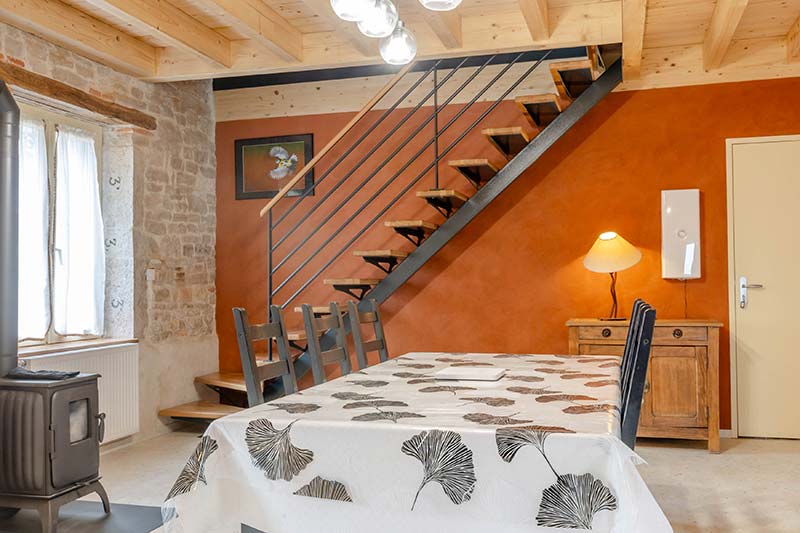 Salle à manger du gîte L'Hirondelle — pierre et bois, gîte familial près de Beaune