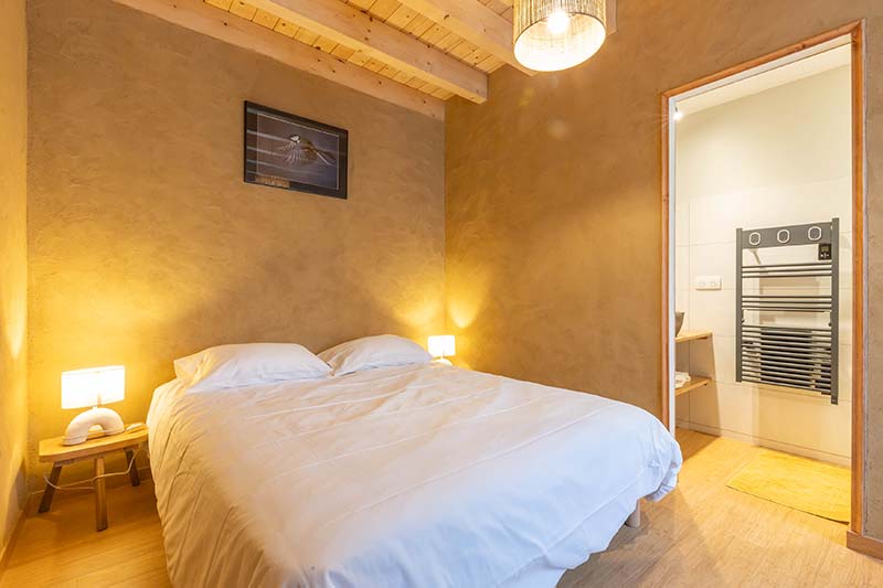 Chambre double du gîte La Mésange — pierre, argile, douceur minérale