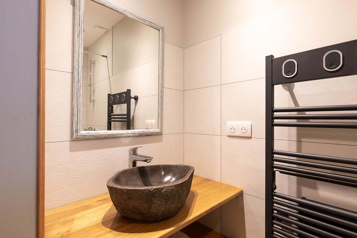 Cuisine ouverte sur le séjour du gîte La Mésange, Villebichot