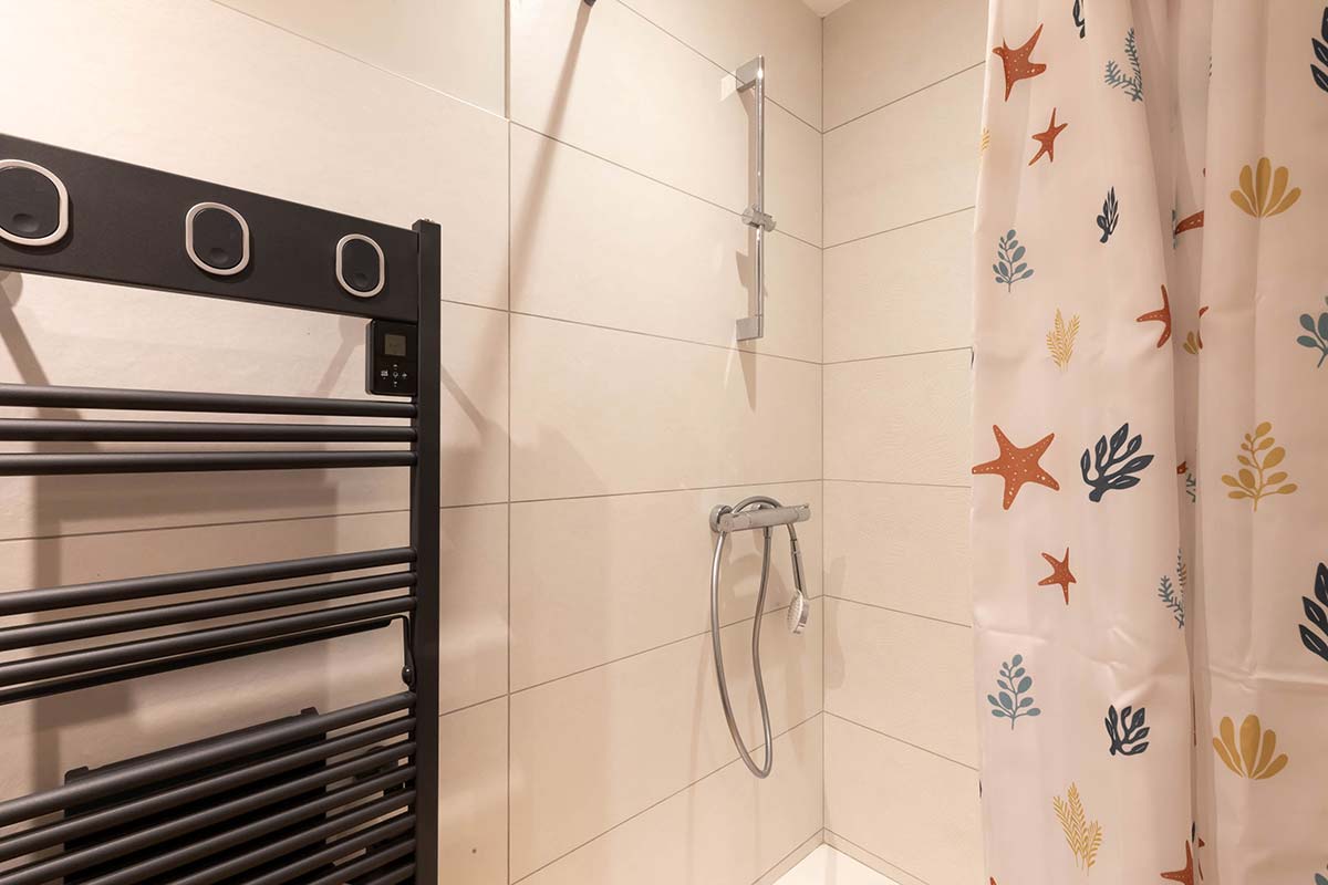 Terrasse et extérieurs du gîte La Mésange — terrain clos, Villebichot