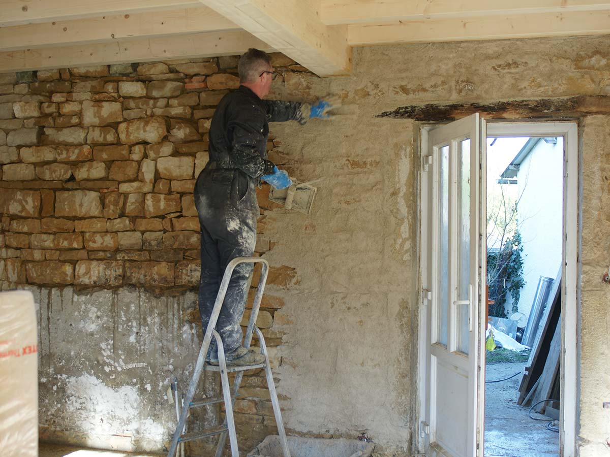 Lime wash with ochres — renovation using natural materials, Villebichot